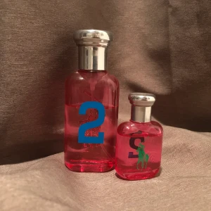 RALPH LAUREN PARFYM NR 2 - Två stycken Ralph Lauren parfymer. En 50 ml men använd som ses på bilden. En travel size, också använd. Säljer pga använder inte! 100kr för båda💖