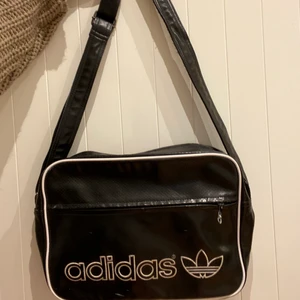 Adidas-väska - Snygg och klassisk svart väska från Adidas i gott skick. 100kr+frakt😎🖤 fler bilder kan fixas!
