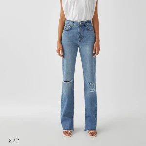 Jeans med slits - Jeans från pull&bear som är helt slutsålda. Storlek 36 men liten i storleken men långa ben. Endast provade och har alla lappar kvar