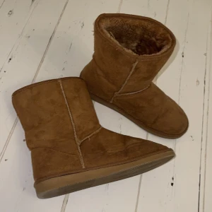 UGGs liknande vinterskor  - Använda en gång men som gott som nya, fler bilder kan skickas! Varma och sköna. Storlek: 39. Priset kan diskuteras vid snabbaffär!