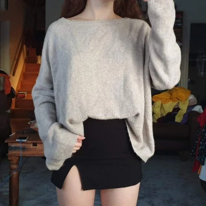 Stickad tröja - Jättemysig tröja i storlek L från bikbok. Den är använd men fortfarande i bra skick. Säljer för 80 kr, köpare står för frakt. 💖 