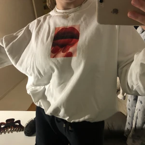 Carlings sweatshirt - Sjukt fin sweatshirt köpt på carlings för nåt år sedan som tyvärr inte kommer till användning längre! Den är vid i modellen vilket ger den en sjukt cool passform!