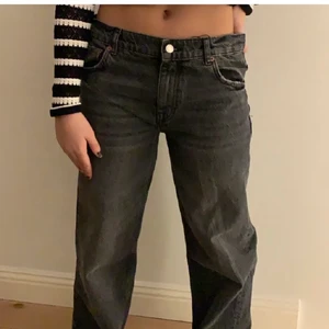 Zara jeans - Ett par sååå snygga jeans!! De är väldigt pösiga och ganska lågmidjade men säljer för har redan ett exakt likadant par🥰  för frågor eller bilder kom privat❣️ vill ni buda skriv antingen i kommentarsfältet eller kom privat❤️ de är väldigt små i storlek har valigtvis 36 men i dessa har jag 40. Högsta bud: 570, budgivningen slutar på måndag kl 20:00