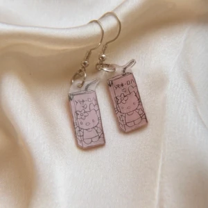 Örhängen - hello Kitty juice - Handgjorda örhängen med motiv av hello Kitty juice. Inte hello Kitty juice som om man hade pressat en hello Kitty till juice...