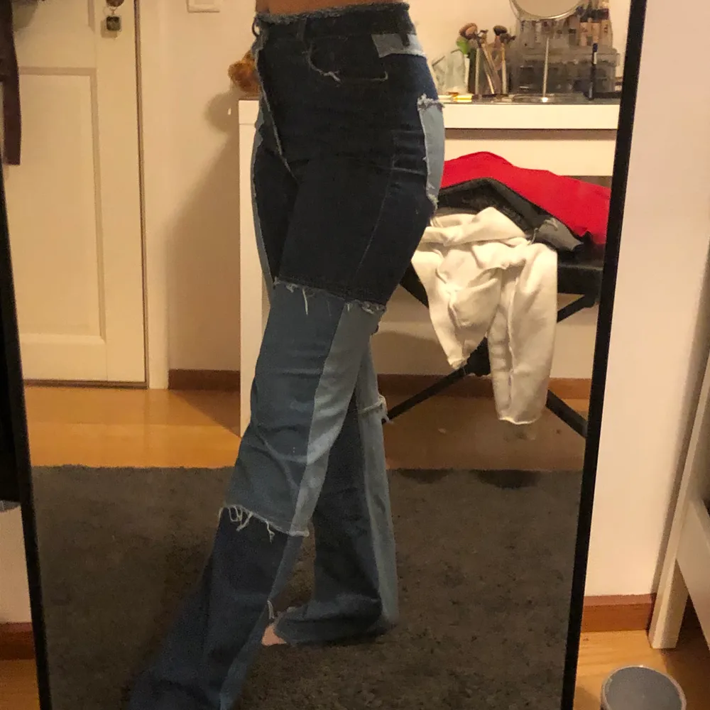 Skitsnygga jeans med patches som säljes pga att de är för långa Jag är 160cm och byxorna är ungefär en decimeter för långa på mig. jättefina, strechiga och aldrig använda! Evetuell budgivning sker i kommentarerna! Frakt tillkommer på 69kr❤️. Jeans & Byxor.