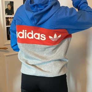Adidas Anorak/hoodie - Anorak/hoodie från Adidas! Storlek M. Det blåa området har både tjockt och vindtåligt material. Kika gärna in min Instagram @bored.vintage för mer vintage-kläder💘