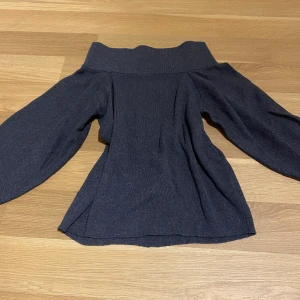 Off shoulder stickad tröja  - Aldrig använd, storlek S