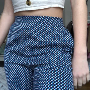 Snygga kostymbyxor - Blått mönster i olika nyanser! Säljer dem pga för små i min midja, relativt tunt material💙