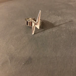 Blixt ring - Jättefin silvrig blixt ring 💍  den går att justera efter ditt finger 