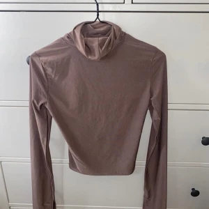 Polo tröja - Lila polo tröja, materialet är typ silkes 🙈 Storlek XS, men passar en S. 40kr! Frakt tillkommer eller så möts jag upp i Helsingborg 🤩