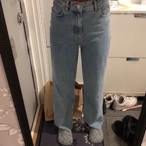 Zara jeans - Wide leg Zara jeans, går ner till hälarna på mig som är 170cm, aldrig använda utanför huset, mycket bra skick, kan mötas upp och fraktas 