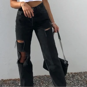 Svarta zarajeans  - Säljer dessa superpopulära zara jeans! Säljs då som ej kommer till användning! Helt slutsålda i butik och på hemsidan. Stl 32 men stora i stl ⚡️