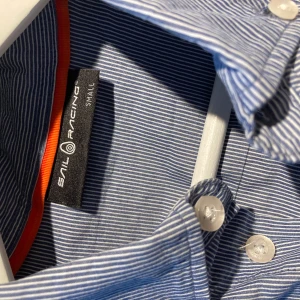 Sail Racing Skjorta - Skjorta från Sail Racing sparsamt använd ett fåtal gånger. Kan skicka fler bilder vid intresse.