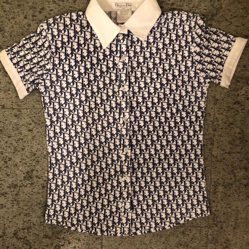 Säljer denna otroligt fina blus i det kända och populära dior mönstret! Storlek M men passar mig som S perfekt! Den ägdes av min mormor och är äkta, jag har tyvärr inga bevis eller kvitton eftersom att den är så gammal men materialet och kvaliten talar för sig själv. Eftersom att den är äkta är priset lite högre men det går alltid att diskutera! . Blusar.