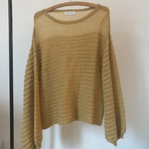 Gul ballongärmad tröja - Snygg men av mig sällan använd ballongärmad tröja från Wera. Storlek L, jag tycker att den passar bra som oversized. 