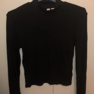 Svart croppad topp - Säljer denna fina oanvända och supersköna croppade toppen. Säljer den då jag råkade köpa två stycken. Väldigt strechigt, mjukt material och passar därför en som har storlek S också. Älskar själv denna topp och den sitter verkligen superbra på. Prislappen sitter kvar, och köparen står för frakten:)