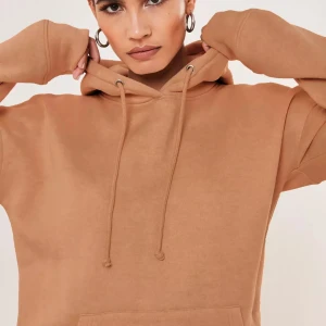 Tall tan hoodie missguided str38 - Jättemysig hoodie från missguided i storlek 38 TALL, så väldigt stor, är 177cm och den går nedanför rumpan på mig. Köpte den nyligen men ångrade mig så säljer den nu här. Aldrig använd med lappen kvar!