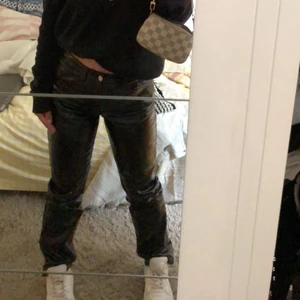 Weekday lack byxor med raka ben! - Super snygga lack byxor från weekday, köpta för 550kr. Köptes i början av september. Kommer tyvärr inte till användning längre. Jag är 165cm och har stl 36 i byxorna på första bilden. 🌸Vid starkt intresse blir det budgivning🌸 (vid snabb affär kan priset sänkas!)