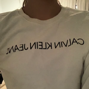 Hoodie - Calvin Klein hoodie, tyvöääär för liten för mig🥺💕