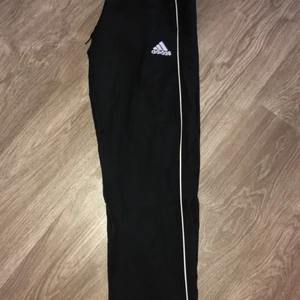 Adidas träningsbyxor  - Knappt använda. Stor i storlek