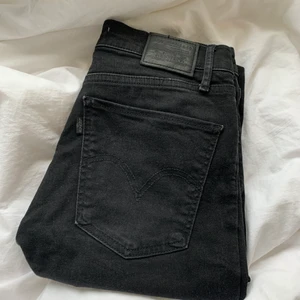 Levi’s jeans - Svarta Levi’s jeans i modellen ”Mile high super skinny” stl W29L30. Använda några gånger och även tvättade. Nypris 999kr. Mitt pris 400kr + frakt. Kan skickas spårbart men då tillkommer extra kostnad. Gör av er för mer information! <3 Betalas med Swish!