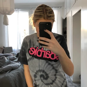 Tröja - Snygg oversized tiedye tshirt, köpt från en Marshall i usa. Är i bra skick, nästan oanvänd. Köparen står för frakt. Står ej för postnords slarv 🤎