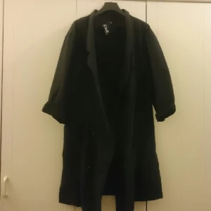  - Stor kavaj/tunn kappa från BACK. Älskad, använd, men häftig och ett plagg som har mer att ge till rätt köpare. Hämtas i Göteborg eller skickas (köparen bet frakten). 
