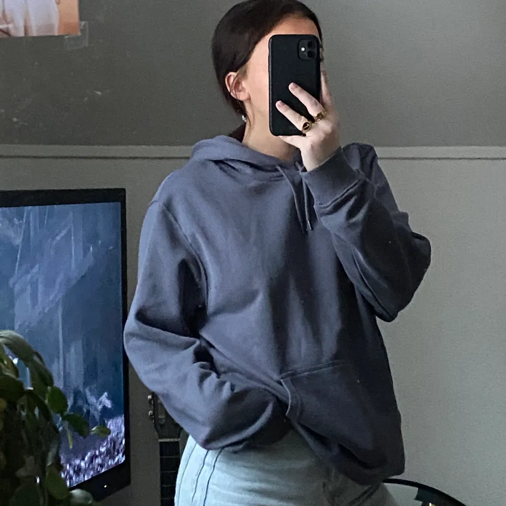 Hoodie från Weekday🥰 Perfekt oversized fit på mig som normalt är S/M💕 FRAKT INGÅR I PRISET🌿. Tröjor & Koftor.