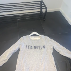 Lexington sweatshirt  - Säljer min lexingtonsweatshirt i strl M, själva modellen är ganska kort i midjan/magen. Säljes för 250kr + frakt💕