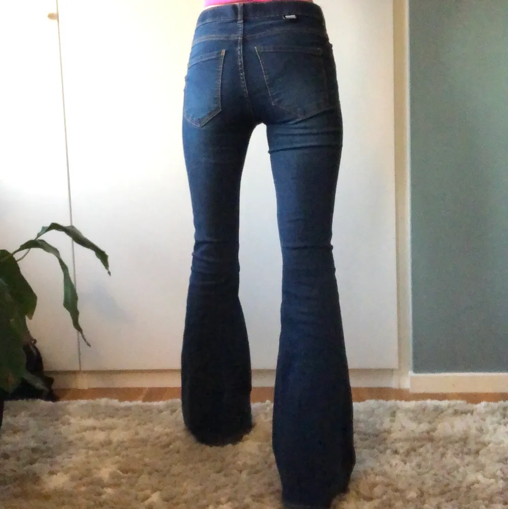 Ett par jätte snygga utsvängda jeans från dr denim💙. NYPRIS: 635kr. De passar mig jätte bra som är 175 lång och har ca 25 i midja. De är low waist/ mid waist och är super sköna. Måtten är: 66 cm i midjan och 78 cm i innerbenslängd. Köparen står för frakt. Jeans & Byxor.