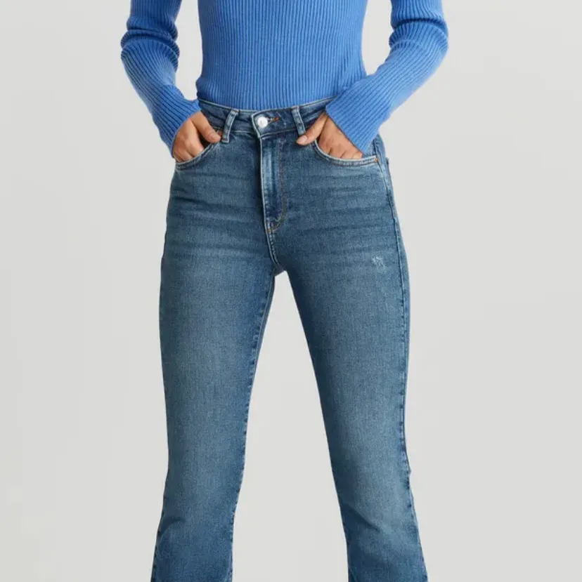 Utsvängda jeans från Gina Tricot☺️. Jeans & Byxor.