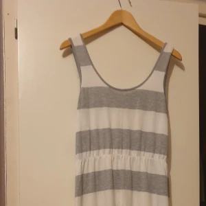 Esmara klänning  - En randig snygg superrr skön vit och grå klänning som jag verkligen älskar. Säljer den, tyvärr faktiskt, för att den är lite för stor för mig. 