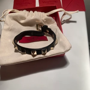 Valentino armband  - Säljer ett svart valentino armband då jag har två andra. Självklart äkta, dustbag och kartong medföljer. Lite slitet på några ställen  därav priset. Hör av dig om du har några frågor eller vill ha flera bilder på armbandet💓💓köpt för ca 1700