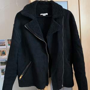 En skön svart jacka från H&M i storlek 38. ✨Svart teddy material inne i jackan och fake skinn liknande material på jackan. Jag är 177cm 💕