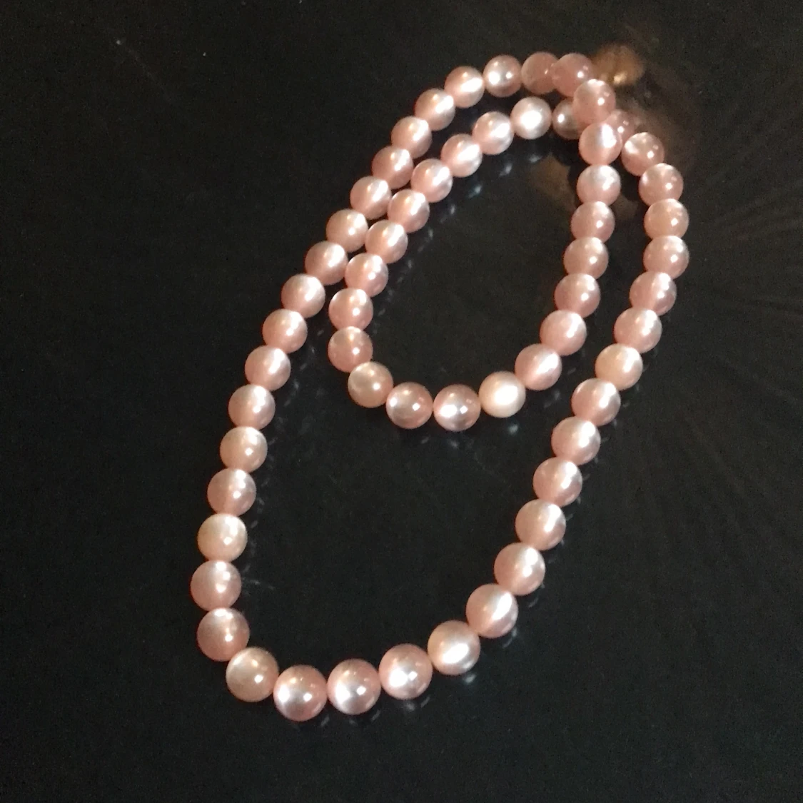 Fint pärlhalsband med stora råsa pärlor❤️