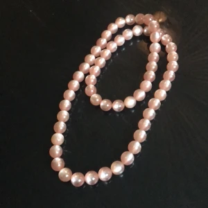 Fint pärlhalsband med stora råsa pärlor❤️ - Fint pärlhalsband med råsa pärlor frakt 10kr💕