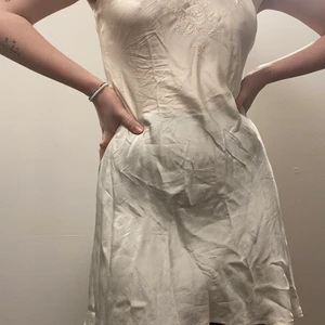 Vitt nattlinne - Jättegulligt nattlinne i siden, med ett blommönster över bröstet. Lite genomskinligt men går nog att ha rätt kläder under så kan man ha det till vardags 🤍