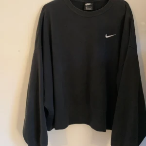 boxig sweatshirt från nike - en superdupermysig boxig sweatshirt i XL. alla kläder tvättas och sprayas med washologi innan de skickas🍄 