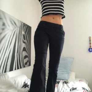 Low waist byxor - Superfina byxor med låg midja ❤️ Midja: 84cm. Innerbenslängd: 85cm