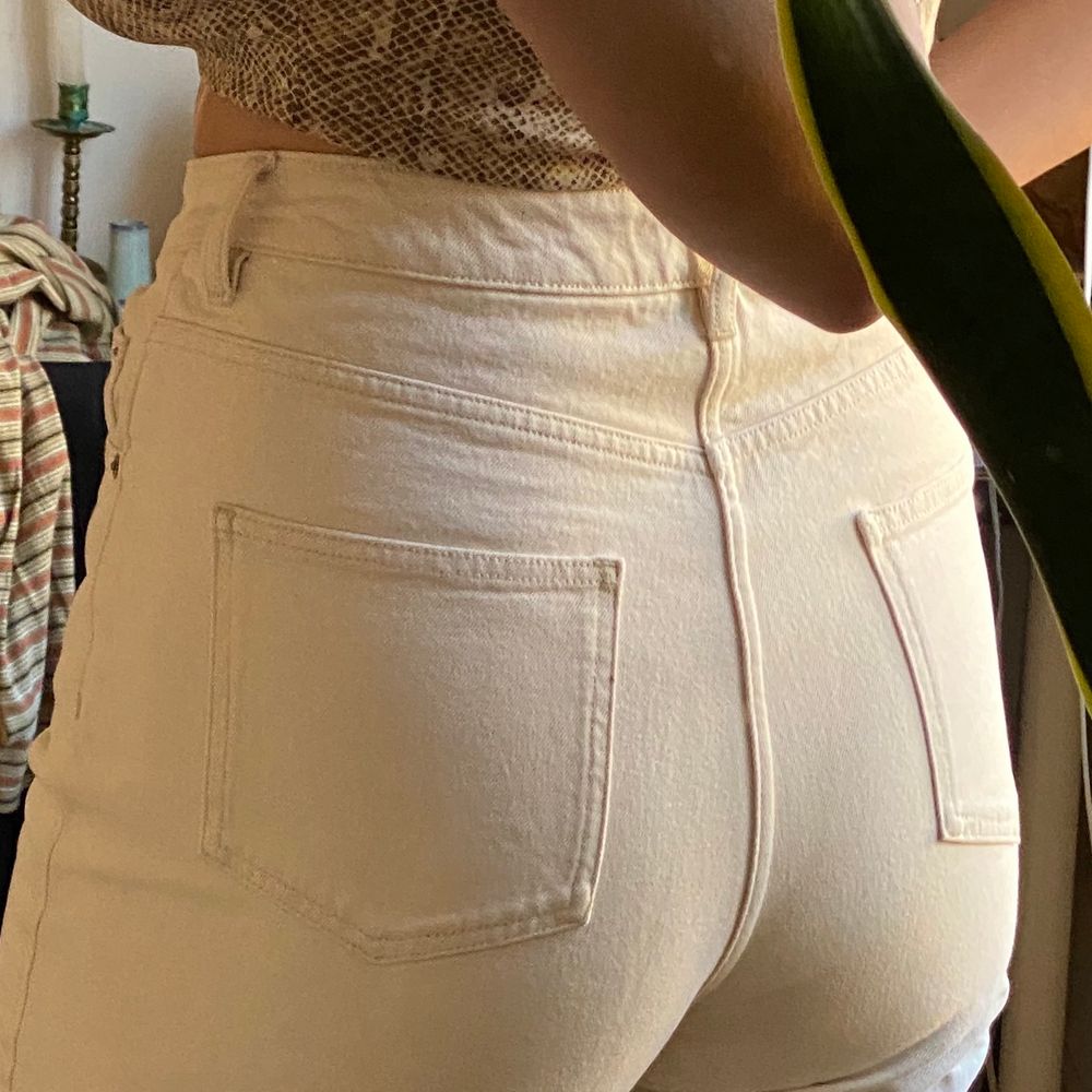 Väldigt vida jeans från asos tall🤍 har slutat använda då de tyvärr blivit för stora för mig. de sitter ungefär till anklarna på mig som är 185, så skulle säga att de passar bra på någon som är mellan 174-182 kanske! Skulle säga att de passar en M-L beroende på hur man vill att de ska sitta 👍🏼. Jeans & Byxor.
