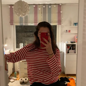  Randig vit/röd tröja - loosefit långärmad tröja i storkek S