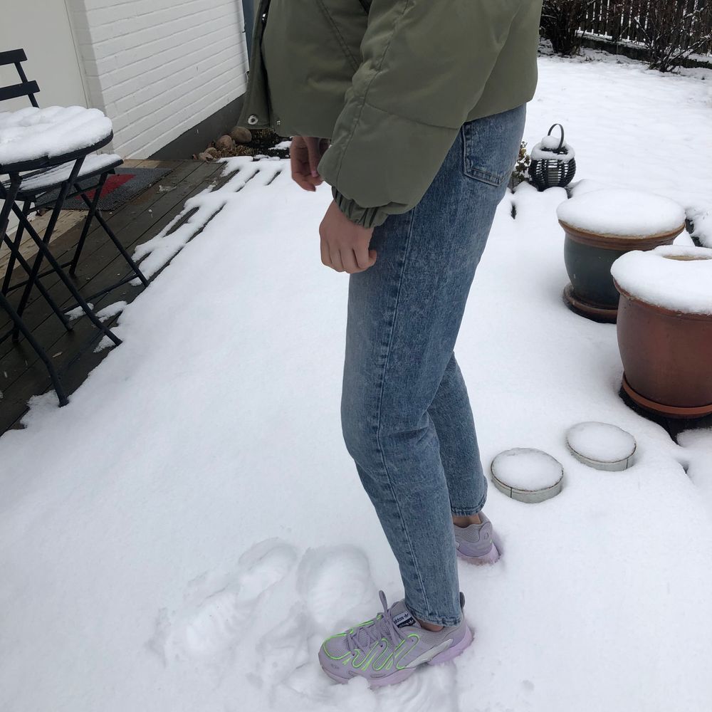 Jeans från bikbok i storlek S. De har en snygg ljusblå färg och liknar mom jeans i formen. Jag är ca 173 cm lång och bär storlek 34 i jeans. Endast använd några gånger innan så skicket är bra! Frakten betalas av köparen! (: skriv om ni vill ha fler bilder. Jeans & Byxor.