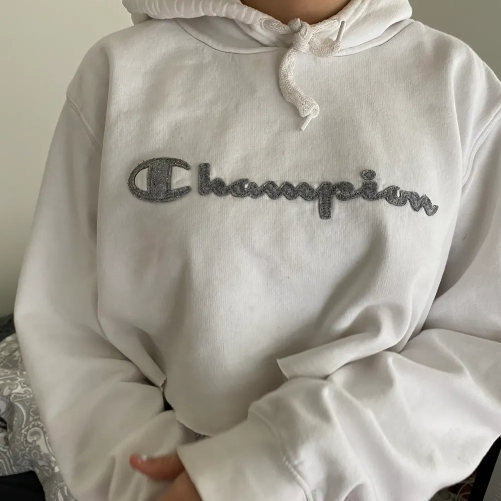 Detta är en vintage champion Hoodie som är cropped. Du står för frakt och betalning sker innan avsändning. Tjejen på bilden som när tröjan  och har i vanliga fall storlek s/ m på hoodies. Men den funkar även för större storlekar då den är väldigt oversized. Hoodies.