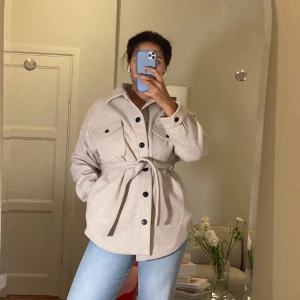 Nelly beige shacket i stl 36 - Helt oanvänd ”My Dearest Shacket” från Nelly. Nypris 699. Skickas endast -köparen står för frakt.  För referens är min längd 174 cm.