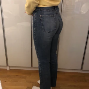Jeans  - Super snygga stentvättade jeans som är raka vid anklarna. Jag är 1,70 och det passar mig perfekt i längden. Kan skickas mot att köparen betalar frakt