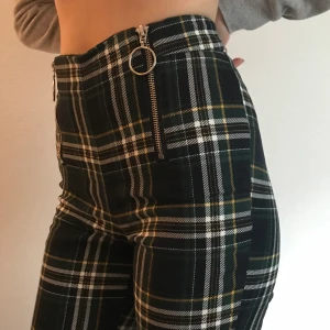 Rutiga byxor - Använda en gång. Tjejen på bilden är xs 🌟🖤