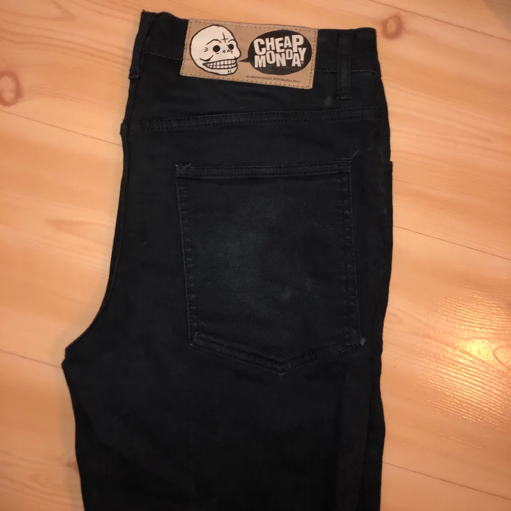 Ett par svarta byxor/jeans från cheap monday i storlek 34! Kan mötas upp i Lund och Malmö, även skicka och då tillkommer fraktkostnad! . Jeans & Byxor.