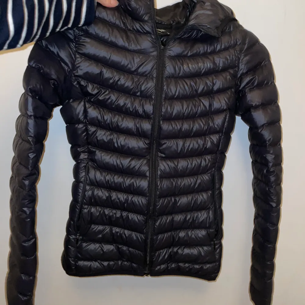 Storlek 34 dunjacka från Everest kort modell, mycket bra skick . Takit.