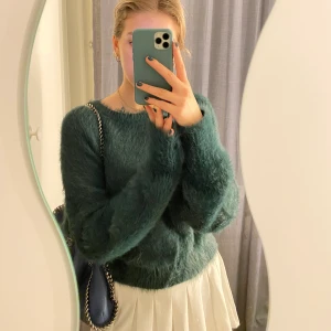 Grön tröja - Jätte fin grön tröja! Budning om fler intresserade. Köparen står för frakten