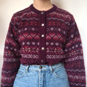 Stickad kofta - Underbar stickad kofta med silvriga knappar. Invikt i byxorna på första bilden. Gott second hand skick. Kom privat för mer information eller om vill köpa. Köpare betalar frakt. 89% fårull. Finns kvar! Budare slutat svara så först till kvarn är vad som gäller